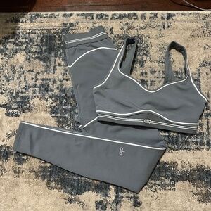Alo Yoga Set Heart Throb leggings and bra XS/S steel grey